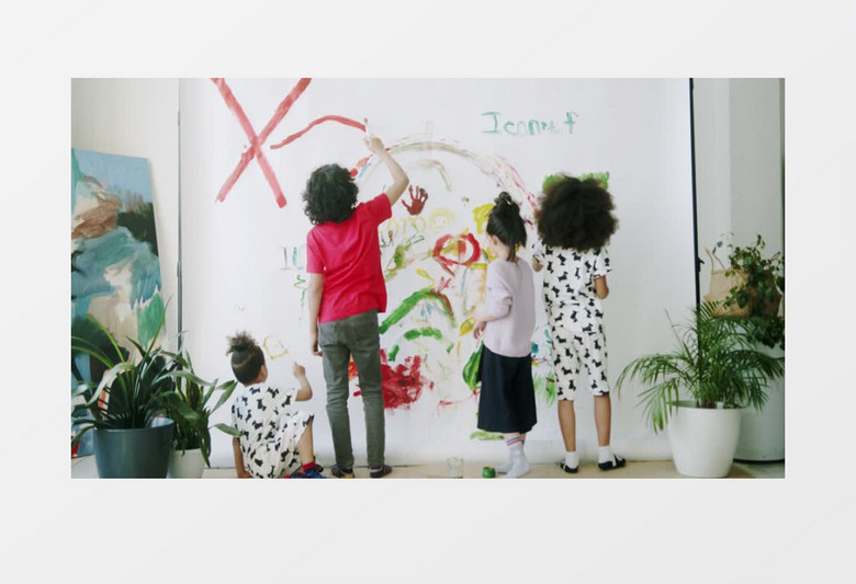 一群孩子在白色的墙上涂鸦实拍视频