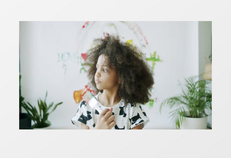 一个小孩拿着笔刷默默看着另一边实拍视频