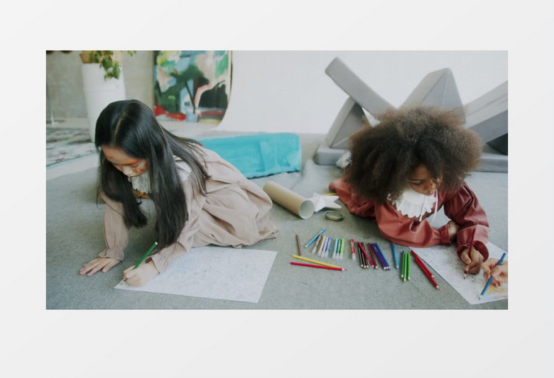两个小孩正趴在地上画画实拍视频
