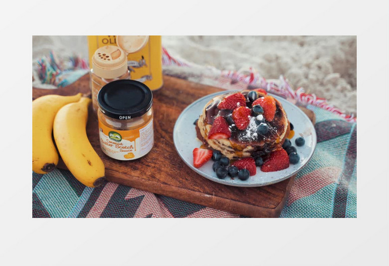 在蛋糕上洒糖霜实拍视频