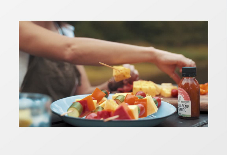 女子在穿烤串实拍视频