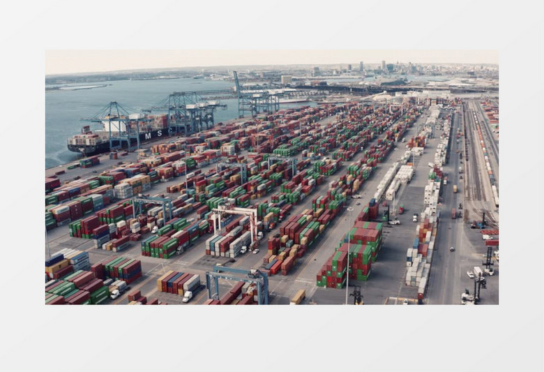 俯拍大型工业码头很多的集装箱货物实拍视频
