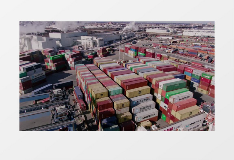 工业码头起重机正在装集装箱货物实拍视频