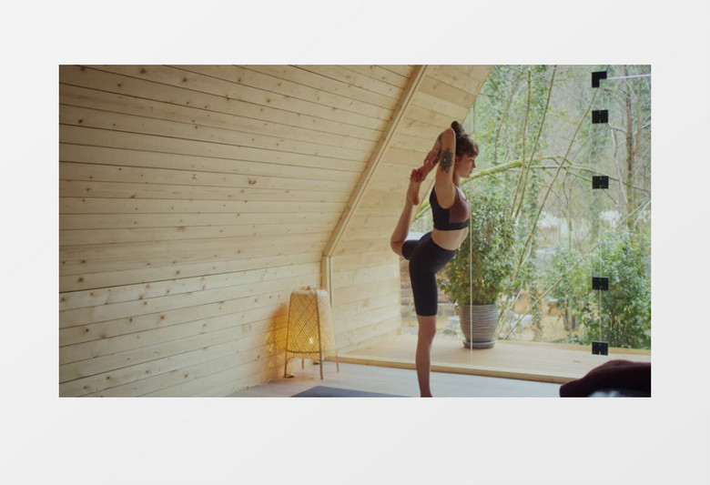 女子在小木屋做瑜伽体育运动实拍视频