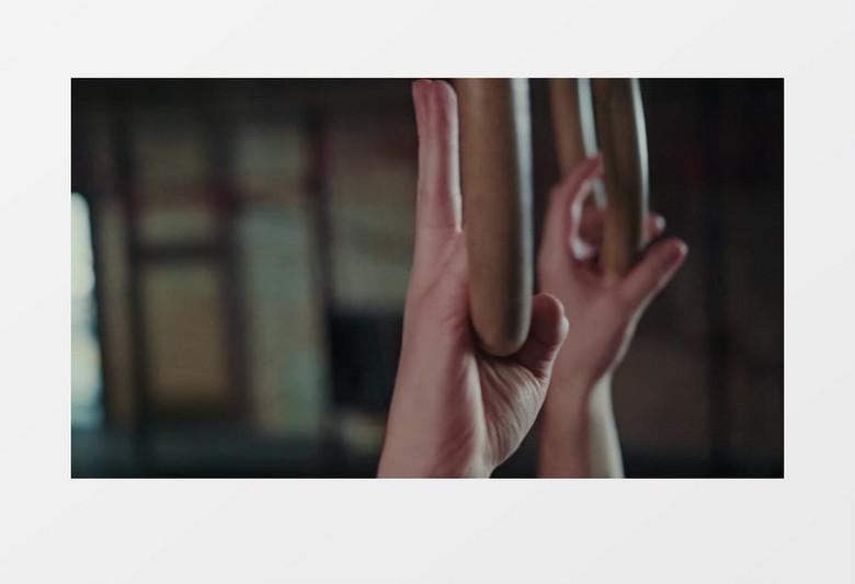 特写拍摄两只手吊环准备运动实拍视频