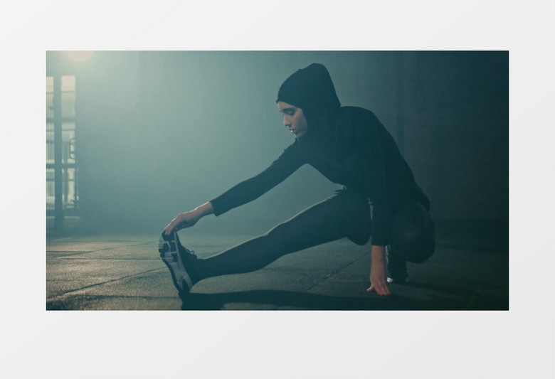 一名穿黑色衣服的女生在做拉伸运动实拍视频