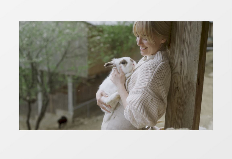 女子开心的抱着一只小兔子实拍视频