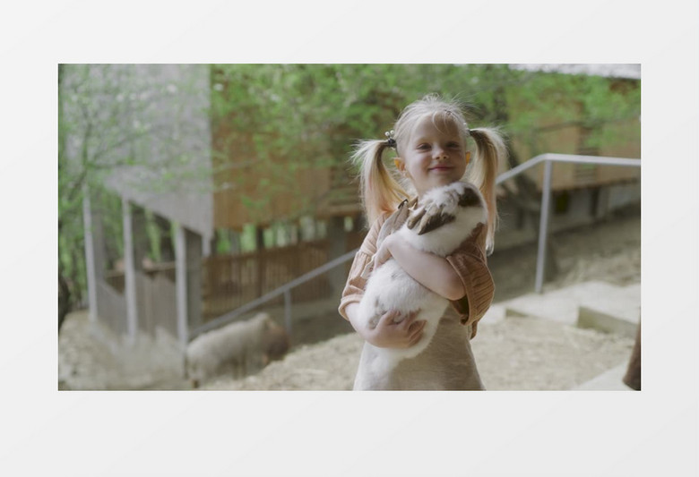 小女孩抱着一只兔子实拍视频