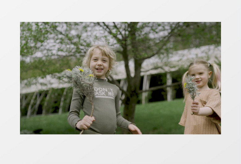 小女孩和小男孩拿着花在笑实拍视频