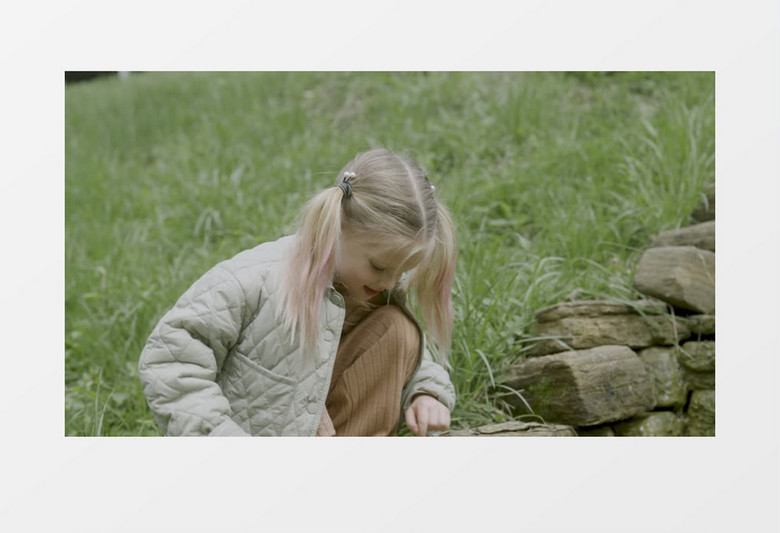 女孩在玩水沟里的苔藓实拍视频
