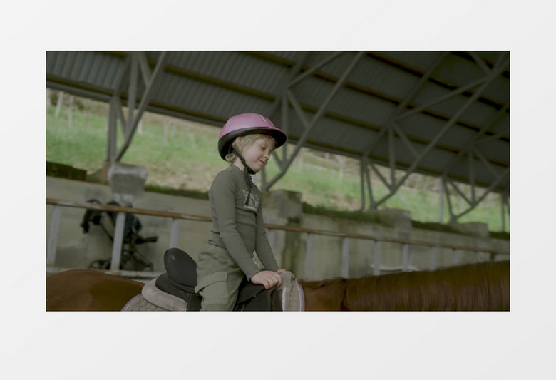 女孩骑着马很开心实拍视频