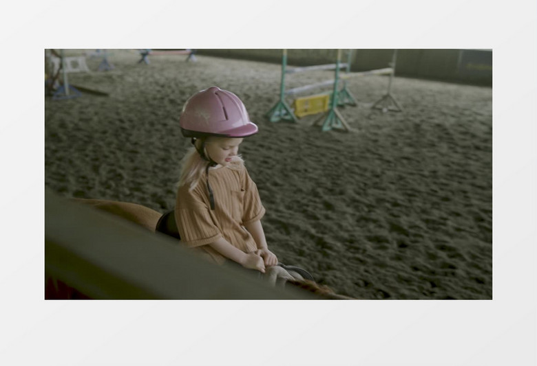 小女孩在马场里骑马实拍视频