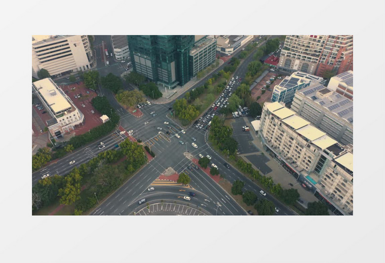 航拍十字路上的交通状况实拍视频