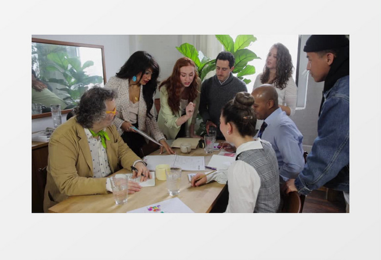 小组积极开会讨论实拍视频