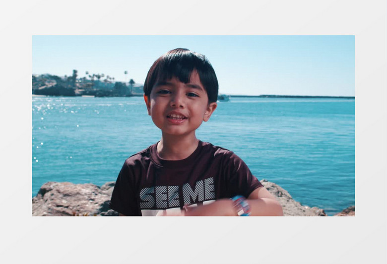 男孩面对镜头微笑实拍视频