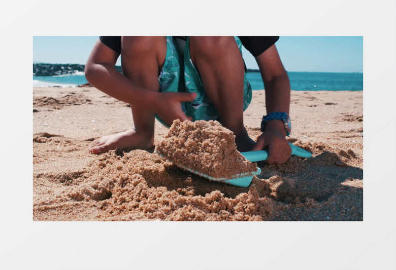 小男孩在海滩上玩沙子实拍视频
