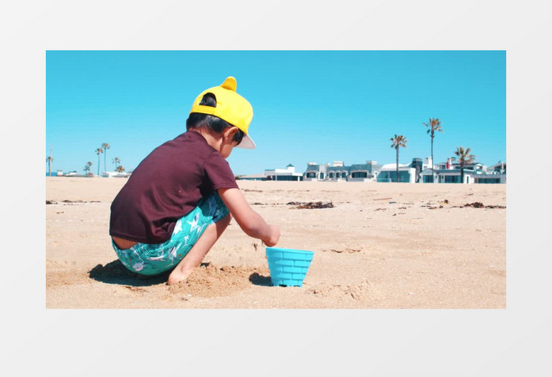 有个小男孩在海滩上快乐玩耍实拍视频