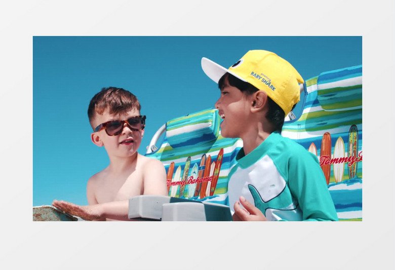 两个小男孩在海滩上玩耍实拍视频