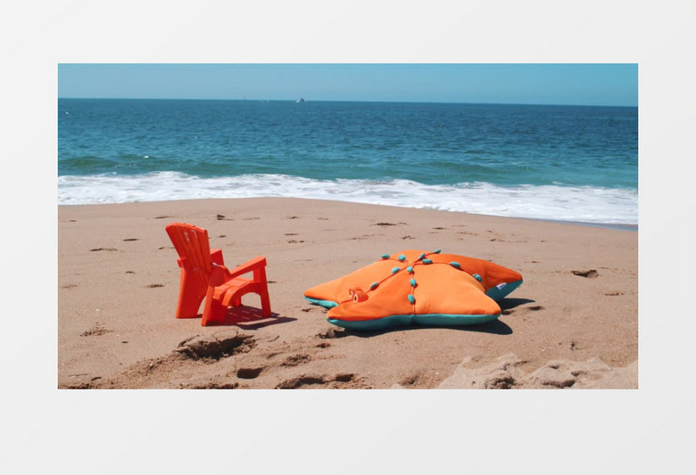 海边放着一把儿童椅和一个海星垫子实拍视频