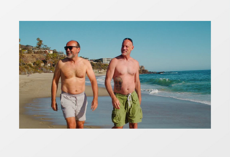 两个男子在海边散步聊天实拍视频