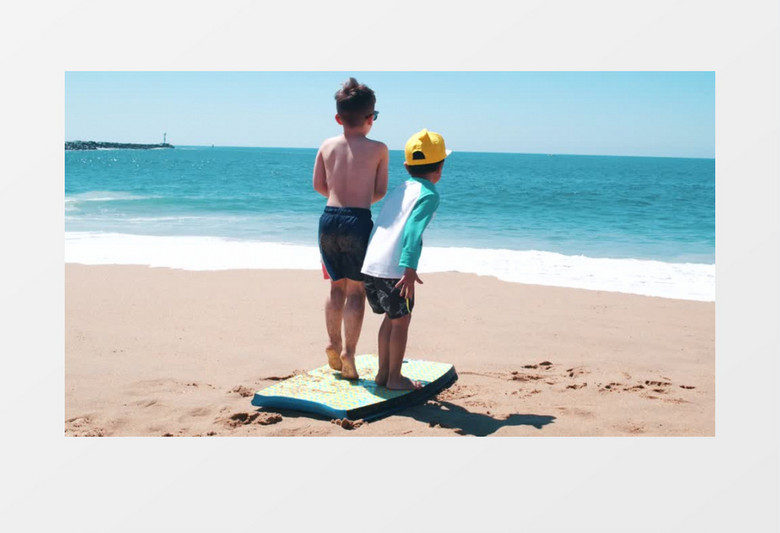两个男孩站在冲浪板上跳来跳去实拍视频