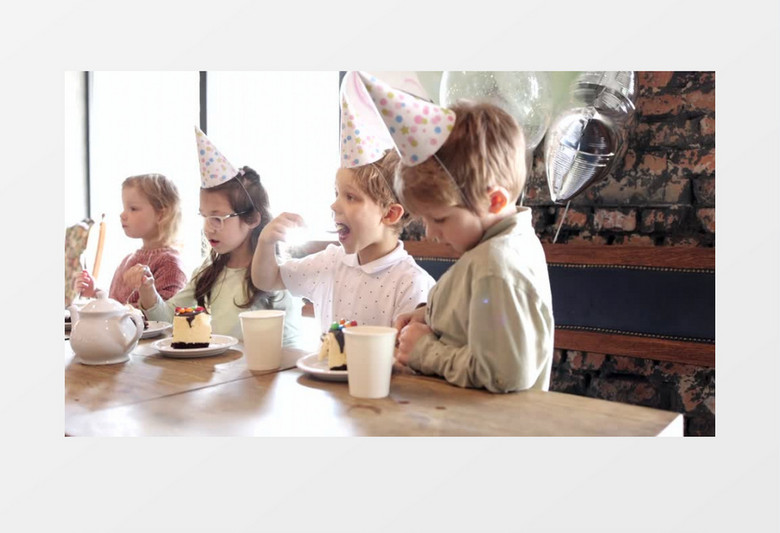 四个小孩坐在桌子上吃蛋糕实拍视频