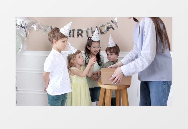 四个小孩很期待蛋糕被拆开实拍视频