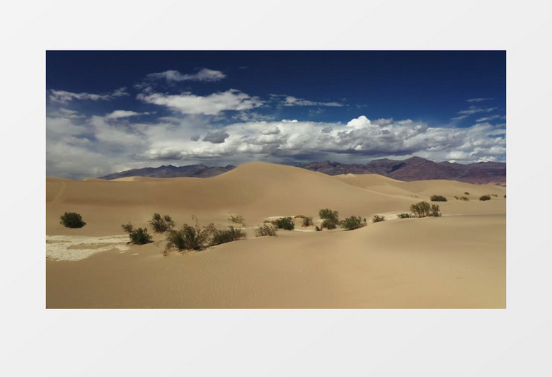 航拍沙漠以及远方的蓝色天空实拍视频