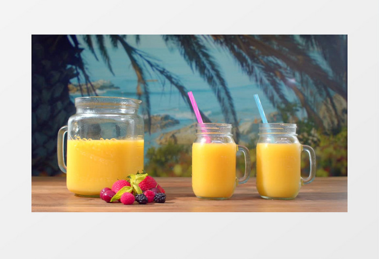 在海边摆放的黄色果汁实拍视频素材