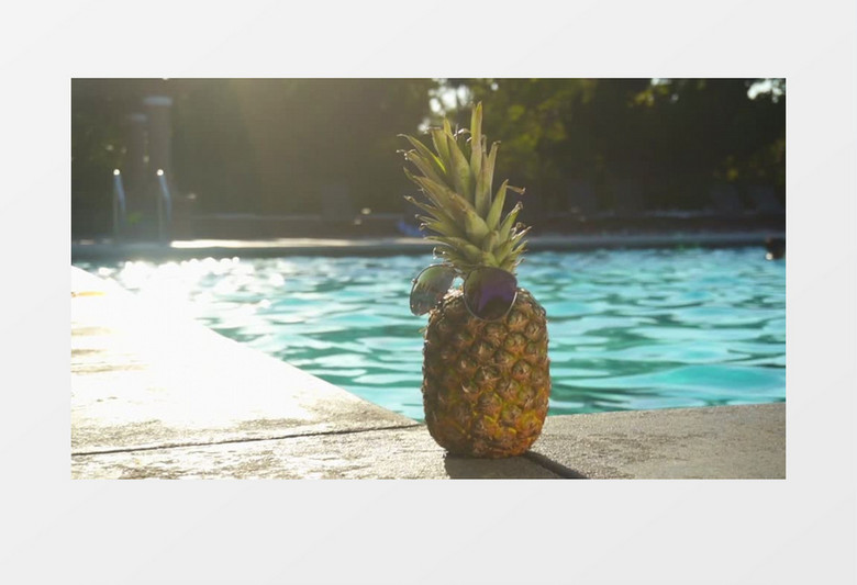 泳池边摆放的菠萝实拍视频素材