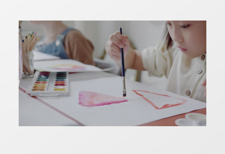 小女孩在画水粉画实拍视频素材