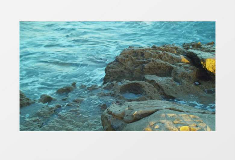 海浪冲刷着岸边的礁石实拍视频素材