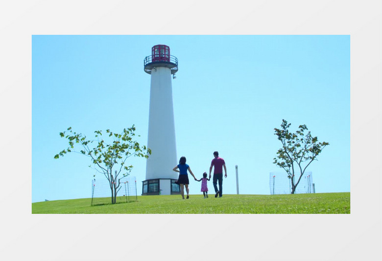 一家三口手牵手走向白色灯塔实拍视频素材