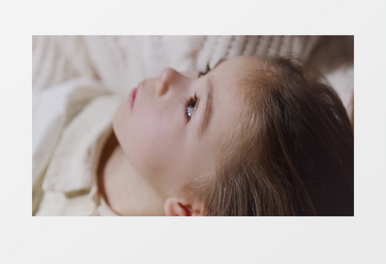 妈妈在给女孩抚摸整理头发实拍视频素材