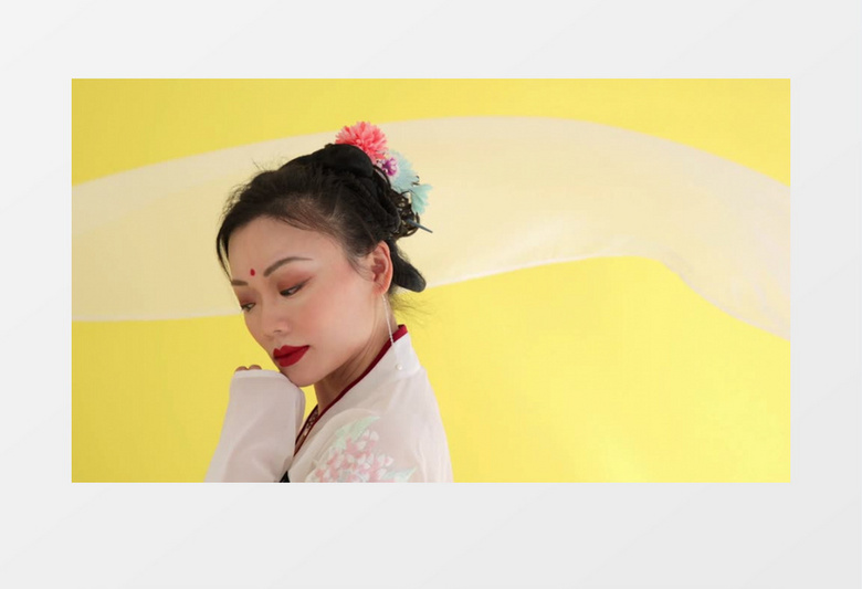 女人在转身展示精致妆容实拍视频素材