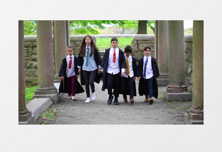 五个学生穿着校服从远处走来实拍视频素材