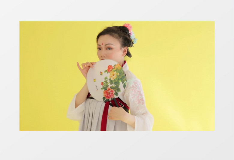 汉服女子拿着扇子在做各种展示实拍视频素材