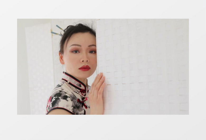 穿旗袍的女人在展示自己的头饰实拍视频素材