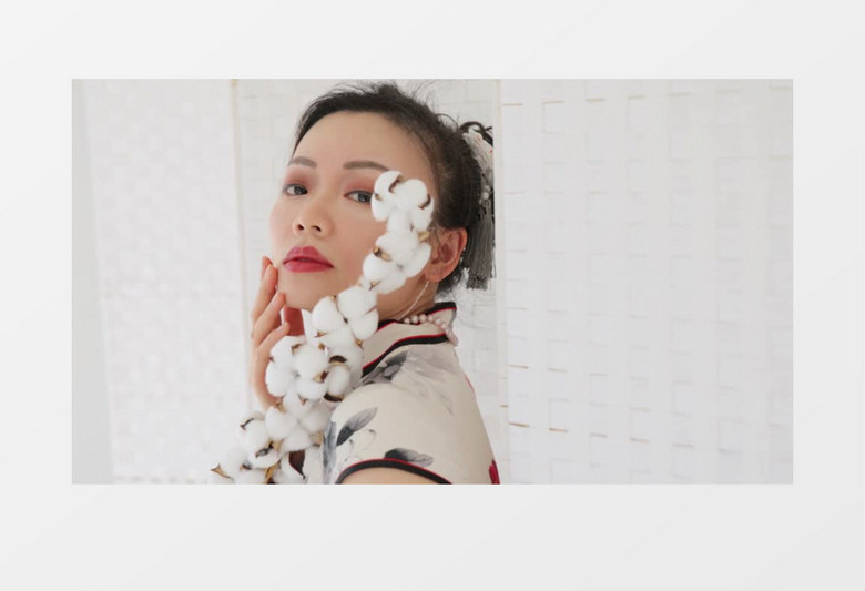 穿旗袍的女人拿着棉花在拍照实拍视频素材