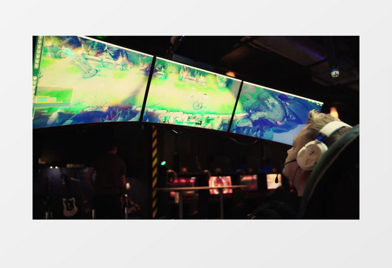 男孩坐在电竞椅上打游戏实拍视频素材