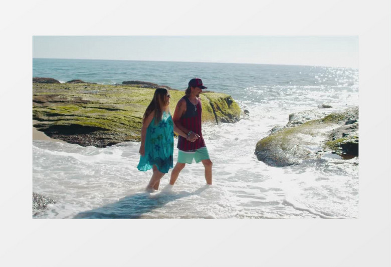 男人牵着女人的手走在海边实拍视频素材