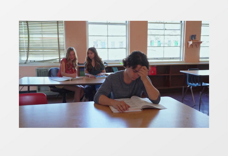 看书的男生转头看向后座的两个女生实拍视频素材