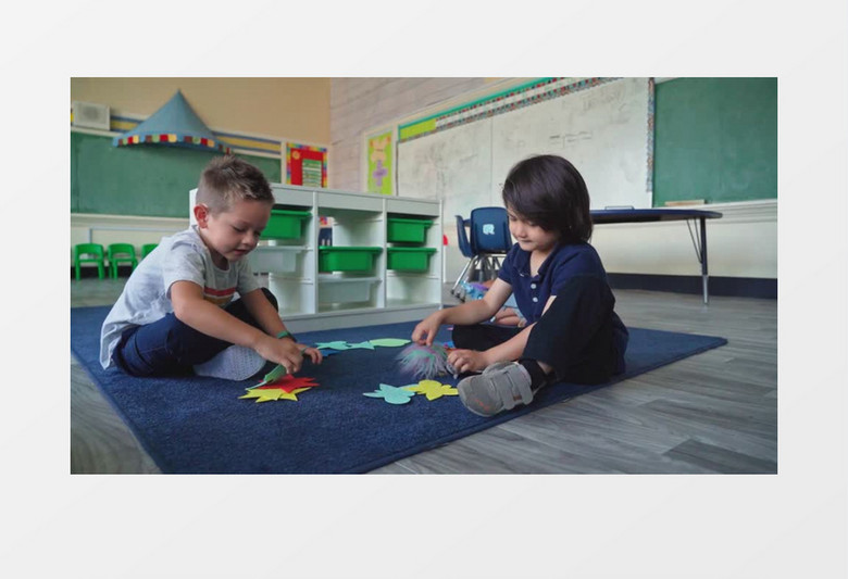两个小男孩在玩玩具实拍视频素材