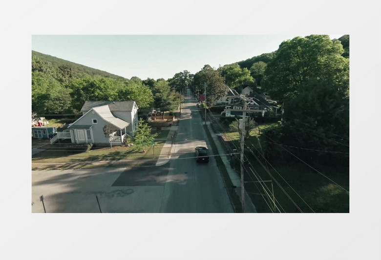 高清实拍车辆驶过小镇的道路实拍视频素材