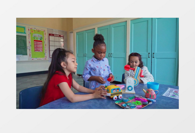 小朋友们在一起玩玩具实拍视频素材