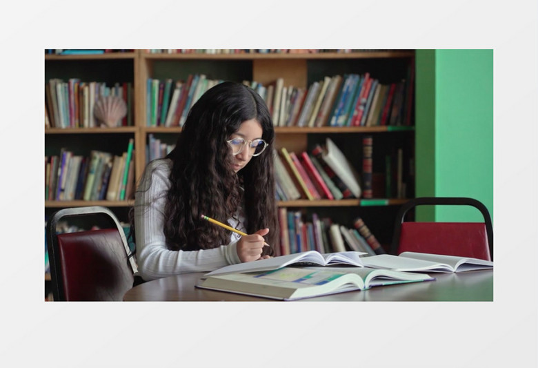 实拍戴眼镜的女生在写作业实拍视频素材