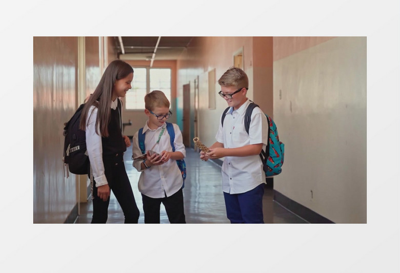 三个同学在学校走廊交流问题实拍视频素材