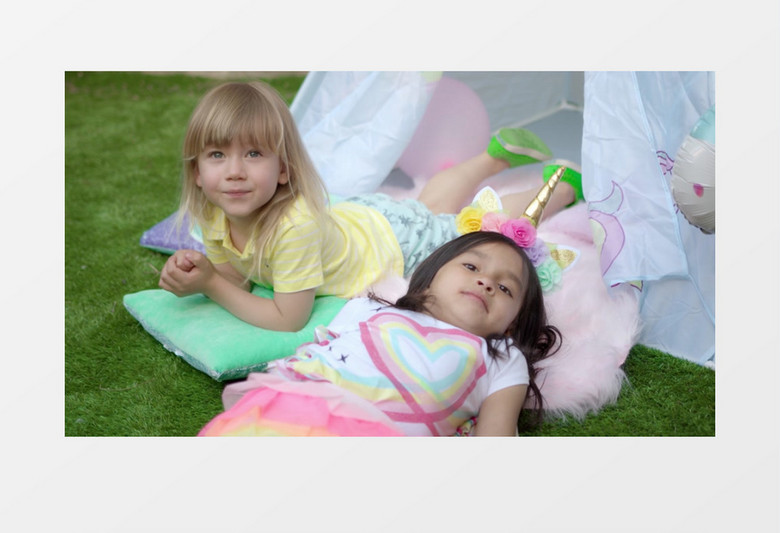 两个小女孩在公园的草地上露营实拍视频素材