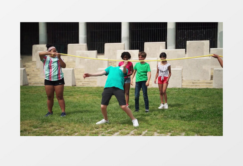 学生们在玩绳下过人游戏实拍视频素材