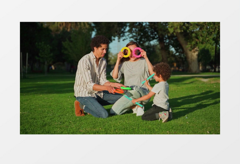 爸爸妈妈陪着孩子在公园玩耍实拍视频素材